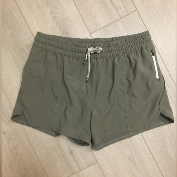 Vuori Clementine 4" Running Shorts Pistachio Green Pull on Women's Size Large - Picture 1 of 6